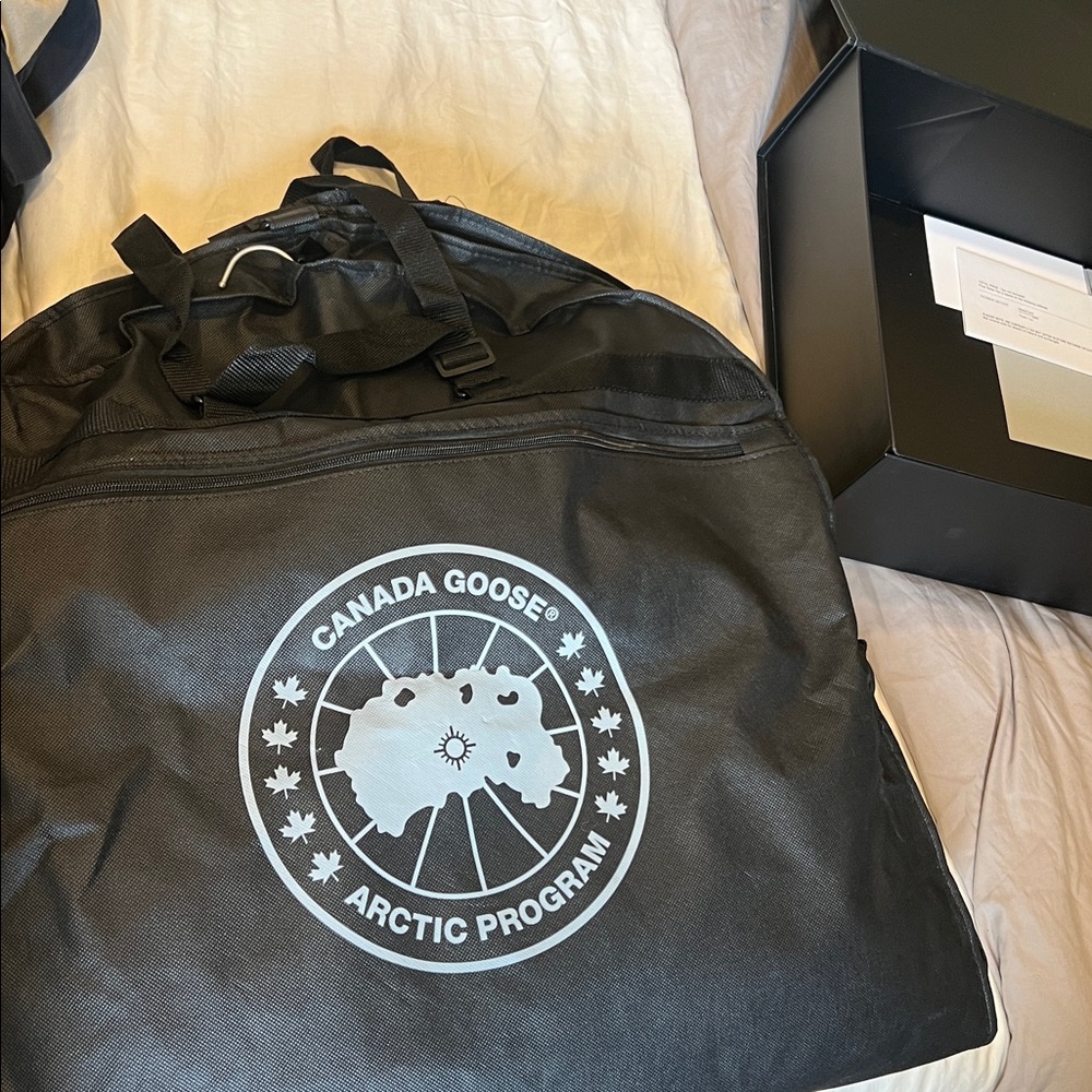 Canada Goose Navy Puffer Coat - Picture 4 of 4